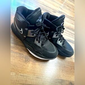 Nike Boy's Kyrie 8